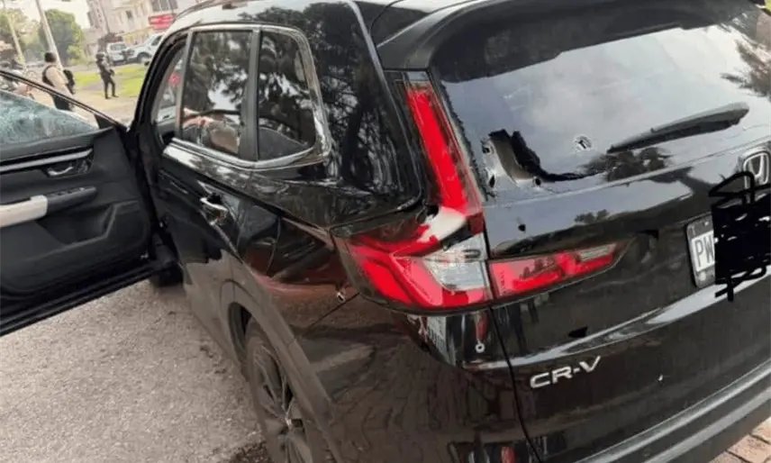 Atacan a balazos camioneta donde viajaba colaborador de alcaldesa de Tecámac, Edomex