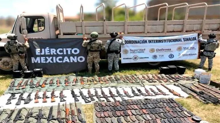 Fuerzas Armadas localizan arsenal oculto en tambos enterrados en Sinaloa