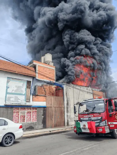 Evacúan a 100 personas por fuerte incendio de bodega en Iztapalapa