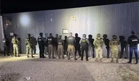 Aseguran qu&iacute;micos, hidrocarburos, veh&iacute;culos y maquinaria durante cateo en bodega de Centro; detienen a uno
