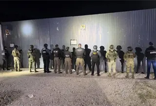 Aseguran qu&iacute;micos, hidrocarburos, veh&iacute;culos y maquinaria durante cateo en bodega de Centro; detienen a uno