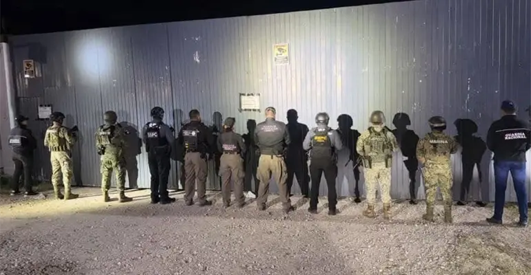 Aseguran qu&iacute;micos, hidrocarburos, veh&iacute;culos y maquinaria durante cateo en bodega de Centro; detienen a uno