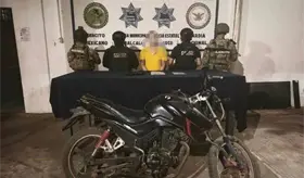 Detienen en Comalcalco a sujeto con presunta droga y motocicleta robada