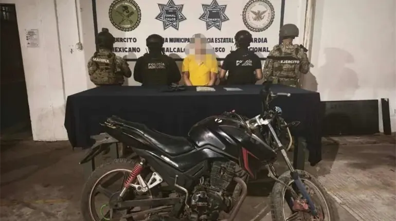 Detienen en Comalcalco a sujeto con presunta droga y motocicleta robada