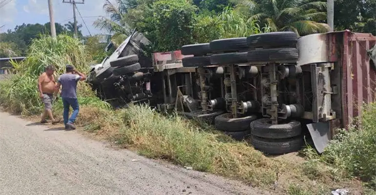 Vuelca unidad pesada en la Villahermosa-Frontera