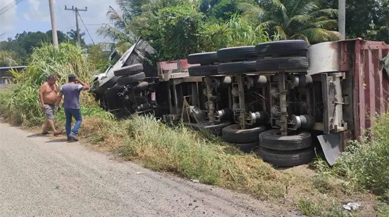 Vuelca unidad pesada en la Villahermosa-Frontera