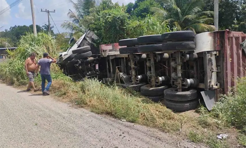 Vuelca unidad pesada en la Villahermosa-Frontera