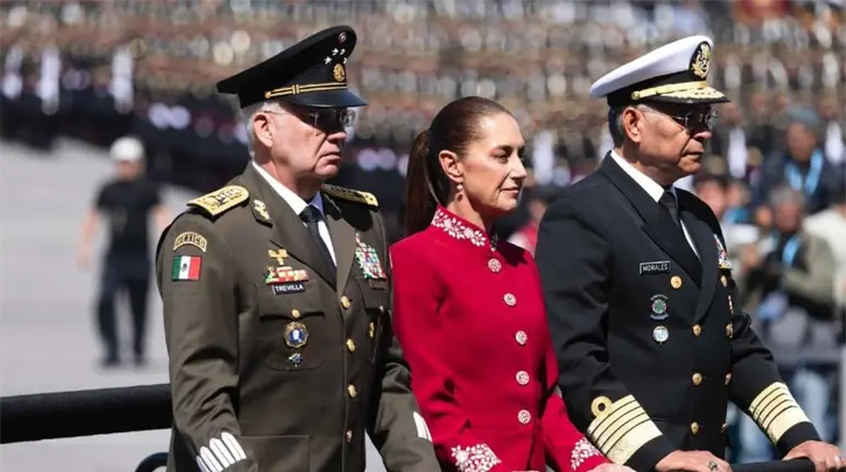 "M&eacute;xico no se arrodilla, ni se vende", sentencia Sheinbaum durante desfile militar