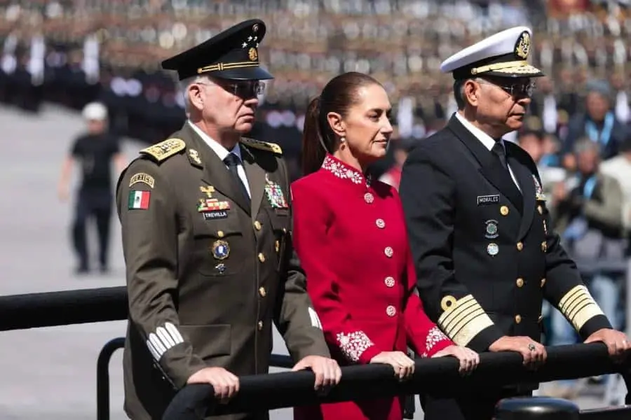 "México no se arrodilla ni se vende": Presidenta durante desfile militar "México no se arrodilla ni se vende": Presidenta durante desfile militar