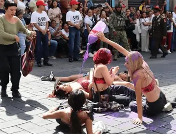 Estudiantes de la UAEM protestan contra feminicidios durante desfile militar en Morelos Estudiantes de la UAEM protestan contra feminicidios durante desfile militar en Morelos