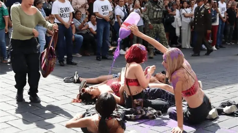 Estudiantes de la UAEM protestan contra los feminicidios durante desfile militar en Morelos