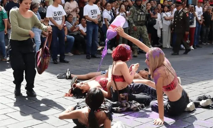 Estudiantes de la UAEM protestan contra los feminicidios durante desfile militar en Morelos