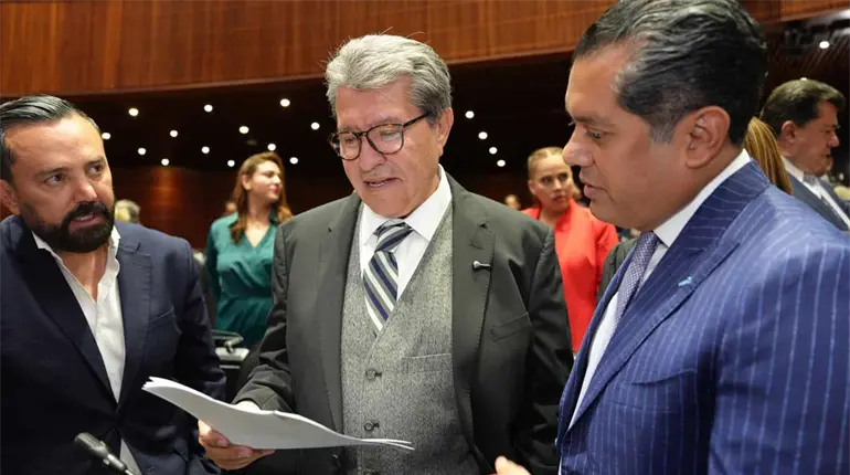 Monreal "batea" propuesta de comisi&oacute;n para investigar injerencia extranjera en redes