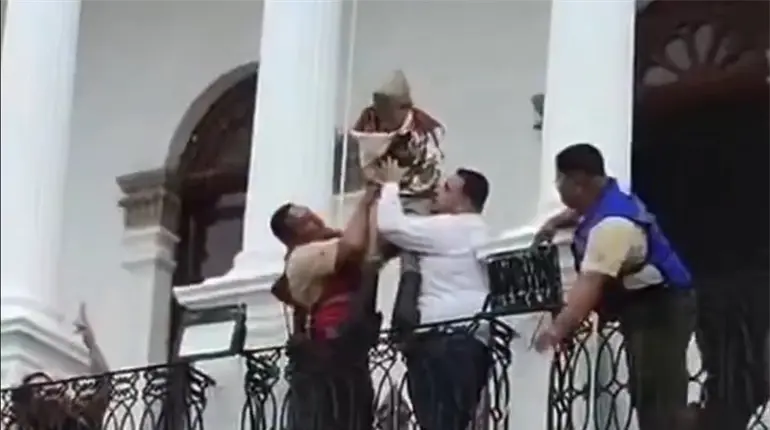 Ni&ntilde;o escenifica salto de Juan Escutia en Jalisco