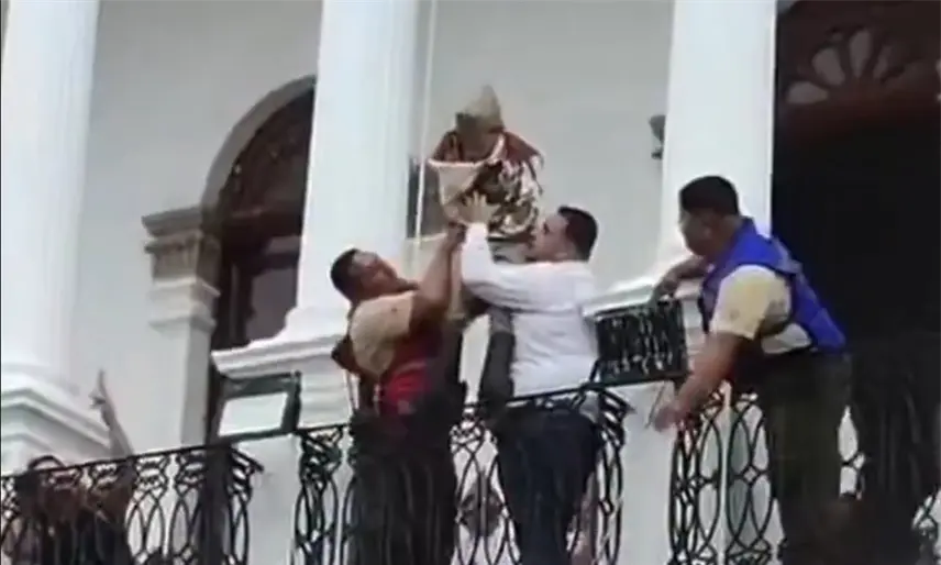 Niño salta desde balcón para recrear gesta heroica de Juan Escutia en Jalisco