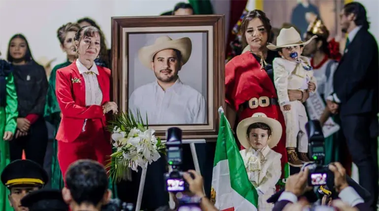 "Hago un grito de justicia por Carlos", arenga de Grecia Quiroz durante Grito de Independencia en Uruapan