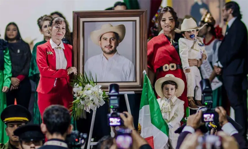 "Hago un grito de justicia por Carlos", arenga de Grecia Quiroz durante Grito de Independencia en Uruapan
