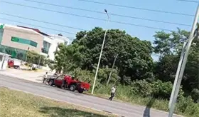 Arde camioneta particular en Guayabal, presuntamente por falla mec&aacute;nica