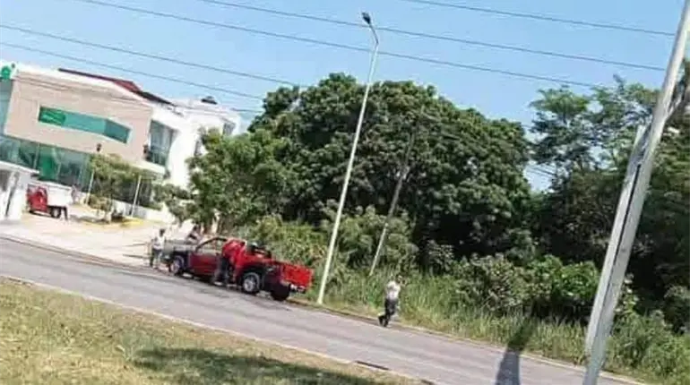 Arde camioneta particular en Guayabal, presuntamente por falla mec&aacute;nica