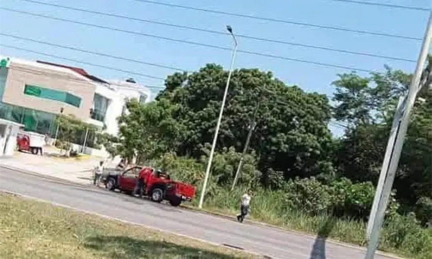 Arde camioneta particular en Guayabal, presuntamente por falla mecánica
