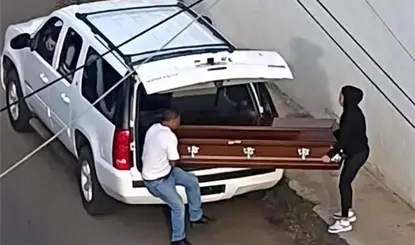 Abandonan ata&uacute;d con un cad&aacute;ver cerca del aeropuerto de Uruapan previo al Grito