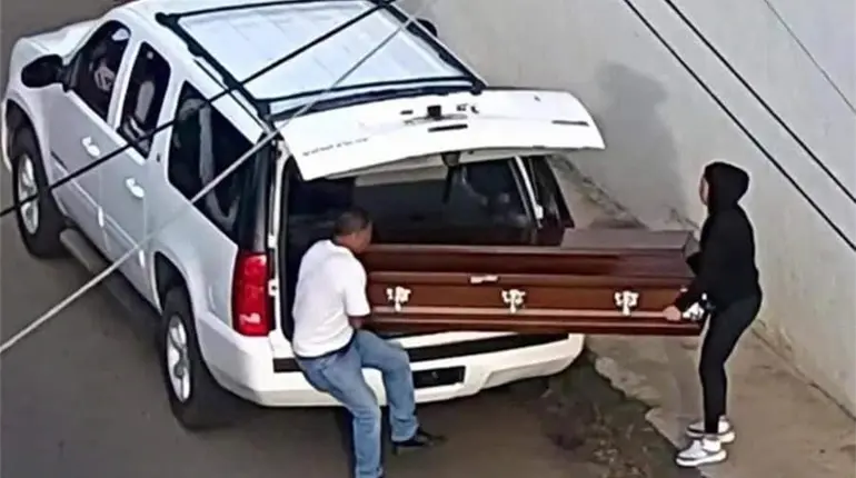 Abandonan ata&uacute;d con un cad&aacute;ver cerca del aeropuerto de Uruapan previo al Grito
