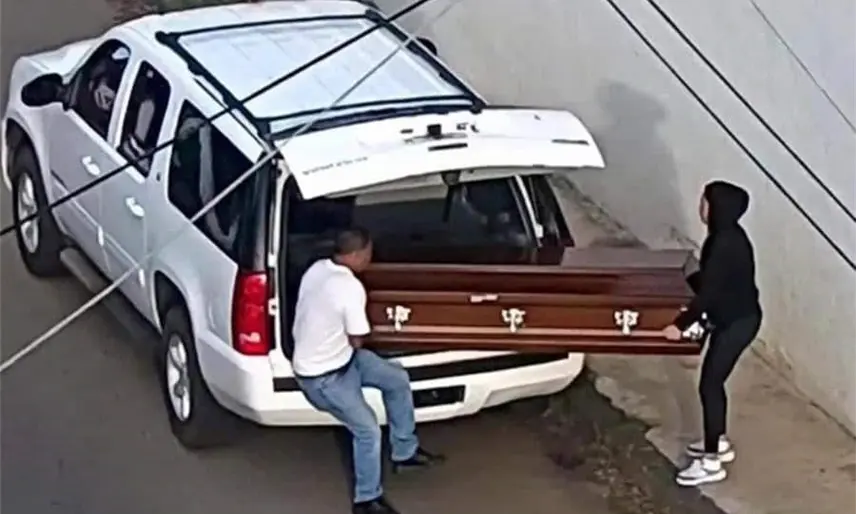 Abandonan ataúd con un cadáver cerca del aeropuerto de Uruapan previo al Grito