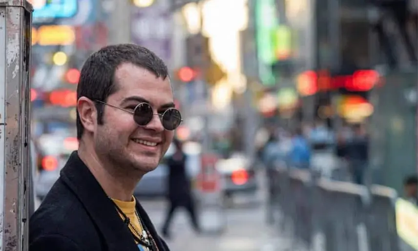 Imagen de contexto tomada de la cuenta de Facebook Aleks Syntek