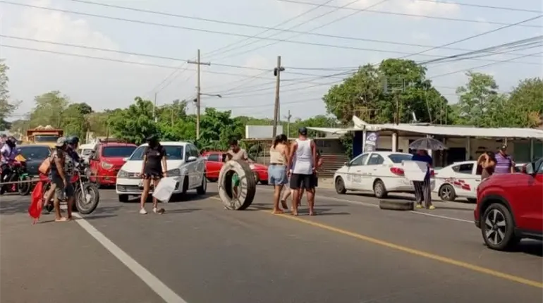 Protesta por fallas de CFE paraliza la circulaci&oacute;n en la carretera Villahermosa-Teapa