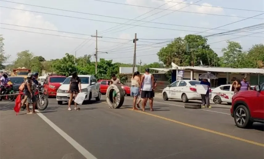 Protesta por fallas de CFE bloquea la carretera Villahermosa-Teapa
