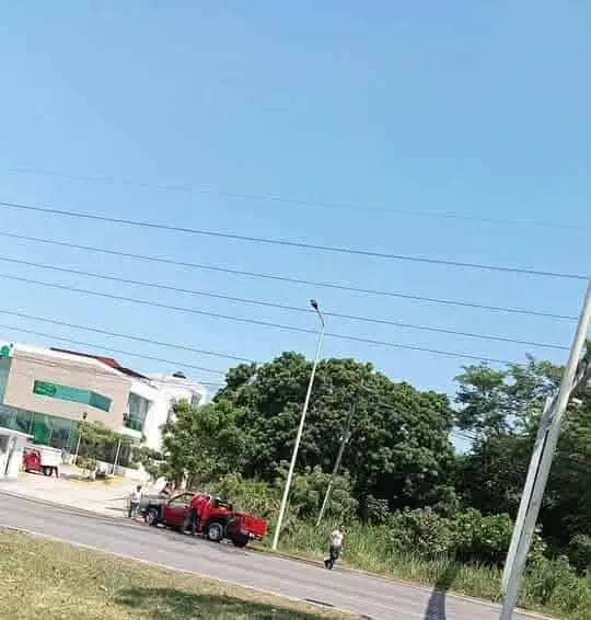 Arde camioneta particular en Guayabal, presuntamente por falla mecánica