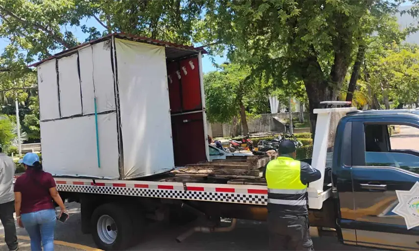 Aseguran autoridades 2 locales semifijos en operativo de liberación de vialidades en Parrilla