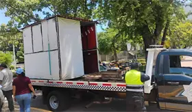 Aseguran autoridades 2 locales semifijos en operativo de liberaci&oacute;n de vialidades en Parrilla