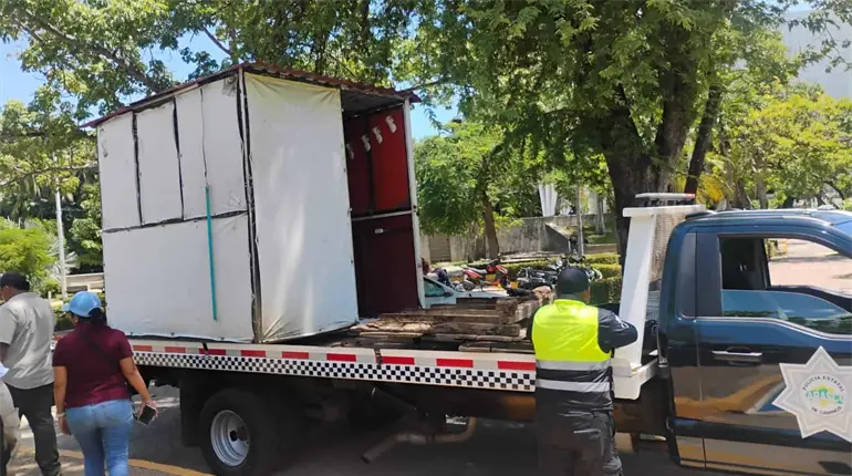 Aseguran autoridades 2 locales semifijos en operativo de liberaci&oacute;n de vialidades en Parrilla
