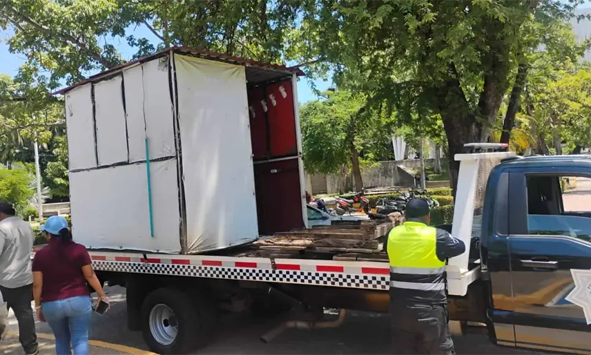 Aseguran autoridades 2 locales semifijos en operativo de liberación de vialidades en Parrilla