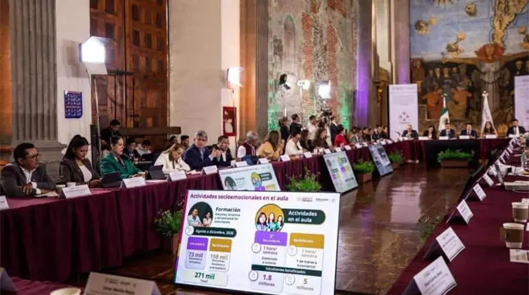 Acuerdan restringir uso de celulares en escuelas; entra en vigor en octubre