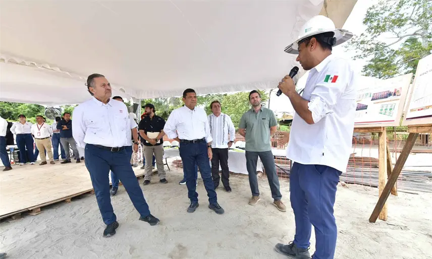 Javier May y Octavio Romero supervisan avance de construcción de viviendas en Centro y la Chontalpa