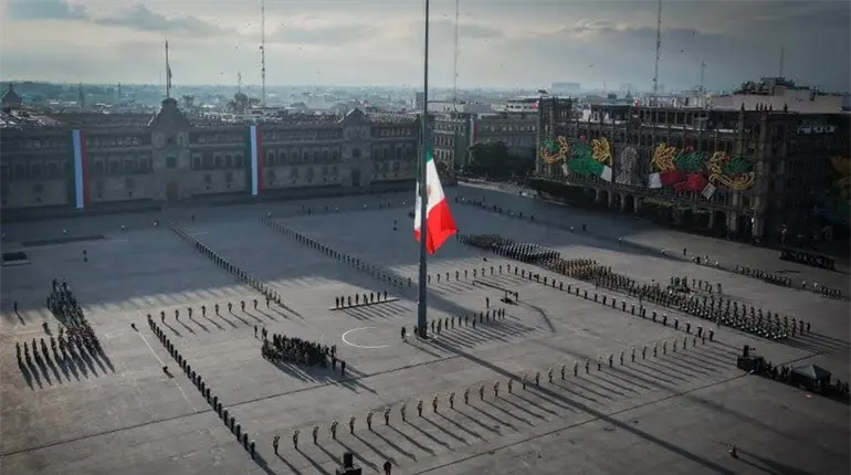 Encabeza Sheinbaum izamiento de bandera por v&iacute;ctimas de sismos de 1985 y 2017