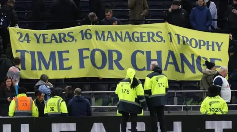 Afici&oacute;n del Tottenham abandona a su equipo en pleno partido
