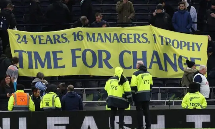 Afición del Tottenham abandona a su equipo en pleno partido
