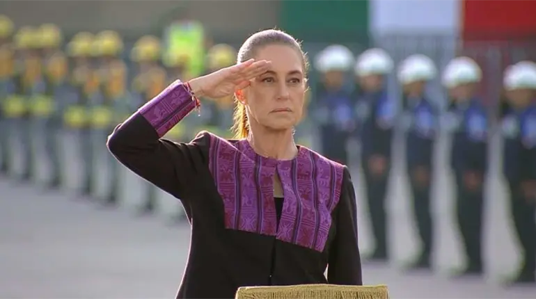 Encabeza Sheinbaum izamiento de bandera por v&iacute;ctimas de los sismos de 1985 y 2017