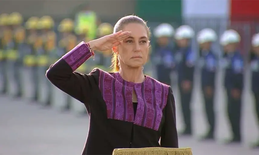 Encabeza Sheinbaum izamiento de bandera por víctimas de los sismos de 1985 y 2017