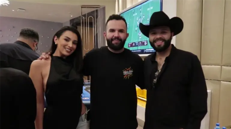 Adriana Caballero disfruta del concierto de Car&iacute;n Le&oacute;n junto a Leonardo Aguilar en Las Vegas