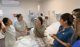 Alejandra Guzm&aacute;n sufre luxaci&oacute;n de cadera durante concierto