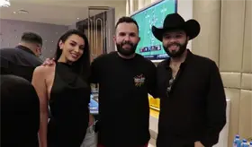 Adriana Caballero disfruta concierto de Carin Le&oacute;n junto a Leonardo Aguilar en Las Vegas