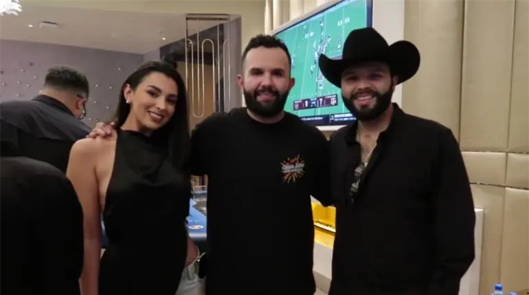 Adriana Caballero disfruta concierto de Carin Le&oacute;n junto a Leonardo Aguilar en Las Vegas