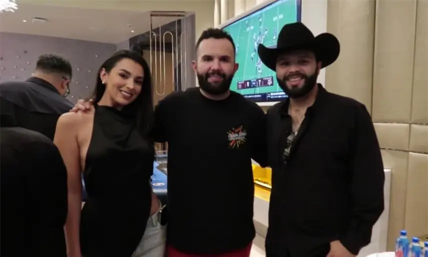 Adriana Caballero disfruta concierto de Carin Le&oacute;n junto a Leonardo Aguilar en Las Vegas