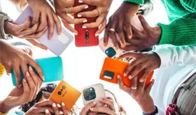 J&oacute;venes mexicanos pasan 90 d&iacute;as ininterrumpidos frente al tel&eacute;fono al a&ntilde;o: Inegi