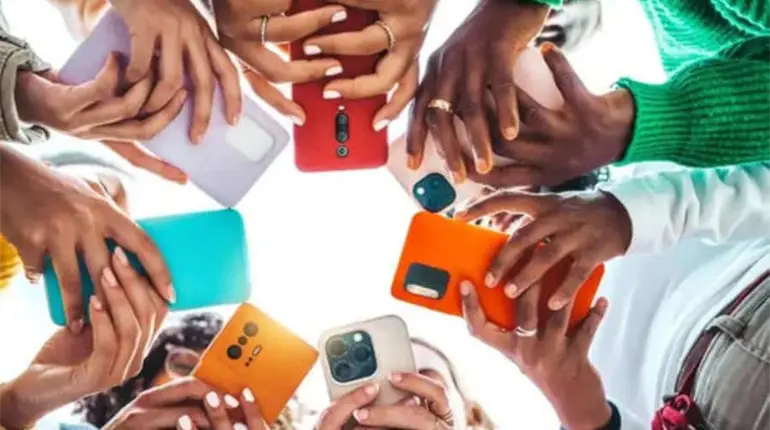 J&oacute;venes mexicanos pasan 90 d&iacute;as ininterrumpidos frente al tel&eacute;fono al a&ntilde;o: Inegi