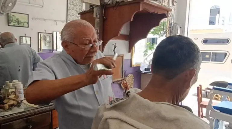 A sus 78 a&ntilde;os don Pedrito se consolida como uno de los decanos de la peluquer&iacute;a en Tabasco